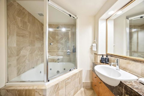 ZANZ205- Exclusive Outdoor Spa With Ocean Glimpses - Holiday Byron Bay 3