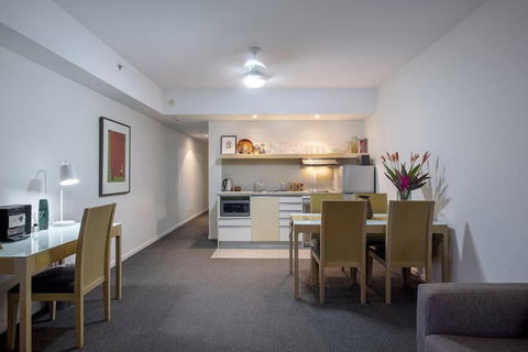 ZEN CITY & SEA Executive 1-BR Suite In Darwin CBD - Holiday Byron Bay 0