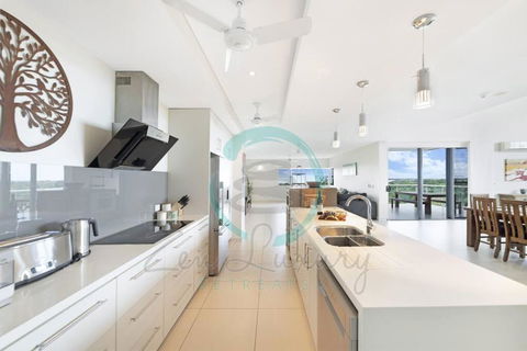 ZEN LUXURY: 2-Story 4-BR Penthouse In Darwin City With Mindal Markets & Harbour Views - Holiday Byron Bay 0