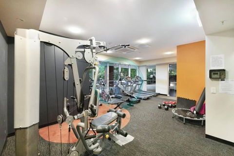 ZEN LUXURY: 2-Story 4-BR Penthouse In Darwin City With Mindal Markets & Harbour Views - Holiday Byron Bay 1