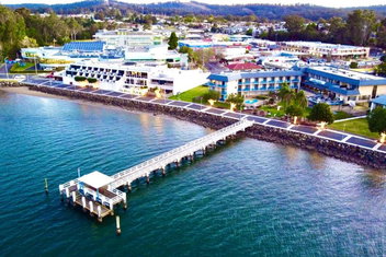 Zorba Waterfront Motel with Holiday Byron Bay